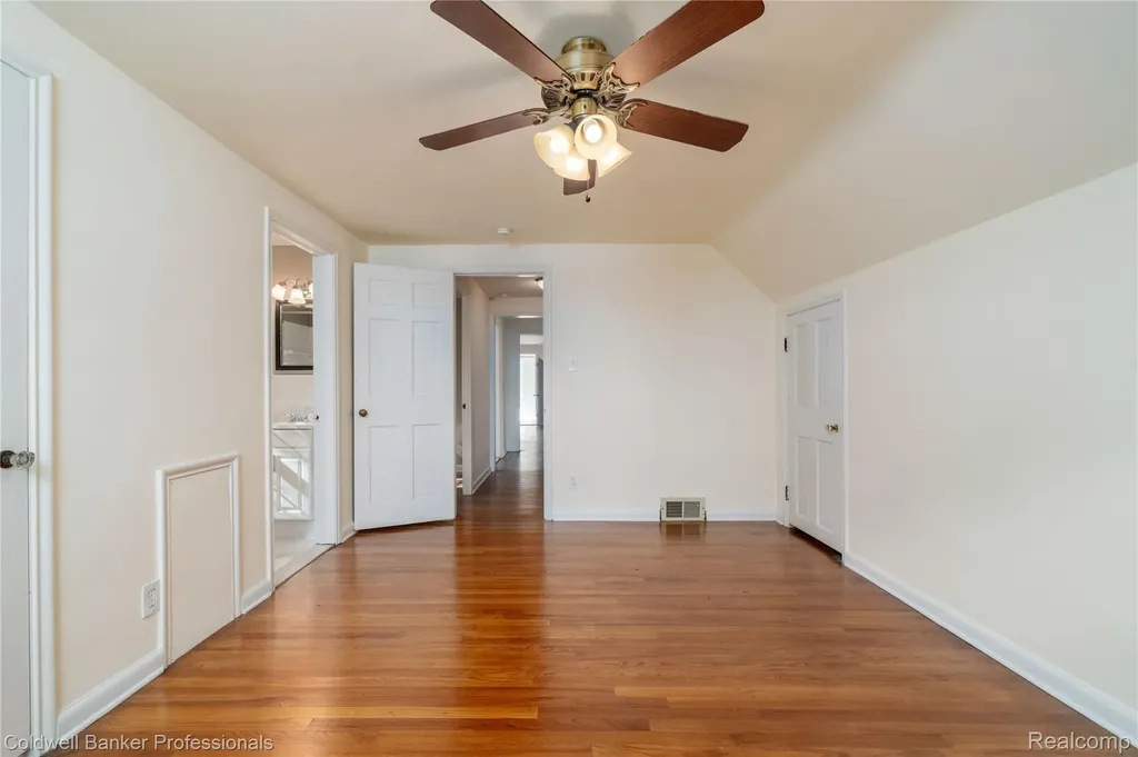 499 Sunningdale Drive Grosse Pointe Woods City MI 48236