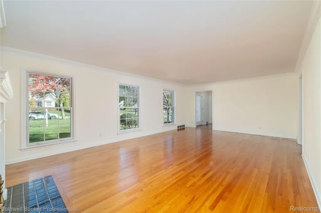 499 Sunningdale Drive Grosse Pointe Woods City MI 48236