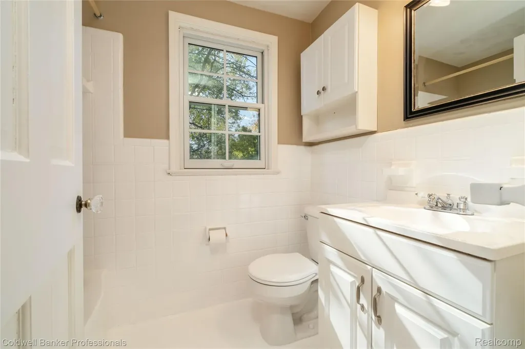 499 Sunningdale Drive Grosse Pointe Woods City MI 48236
