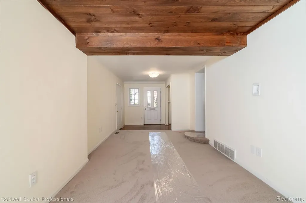 499 Sunningdale Drive Grosse Pointe Woods City MI 48236