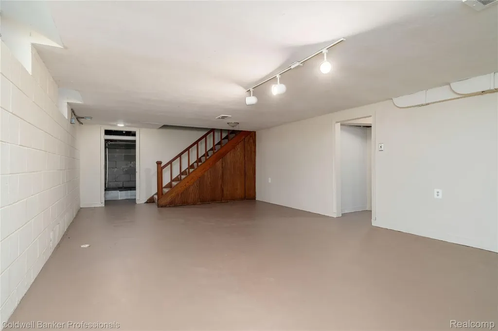 499 Sunningdale Drive Grosse Pointe Woods City MI 48236