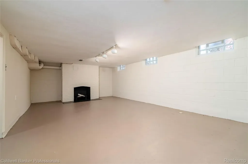 499 Sunningdale Drive Grosse Pointe Woods City MI 48236