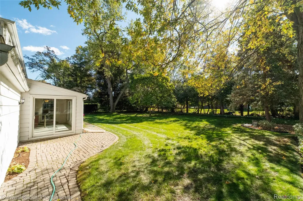 499 Sunningdale Drive Grosse Pointe Woods City MI 48236