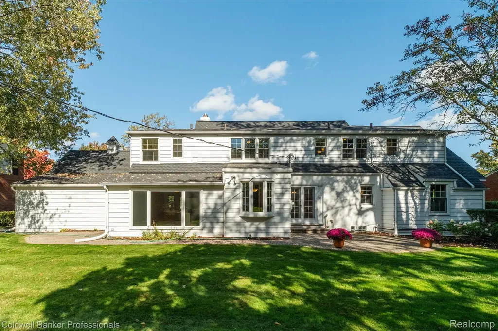 499 Sunningdale Drive Grosse Pointe Woods City MI 48236
