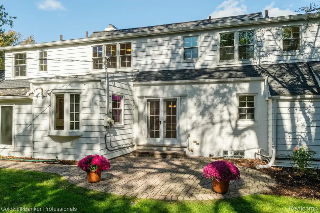 499 Sunningdale Drive Grosse Pointe Woods City MI 48236