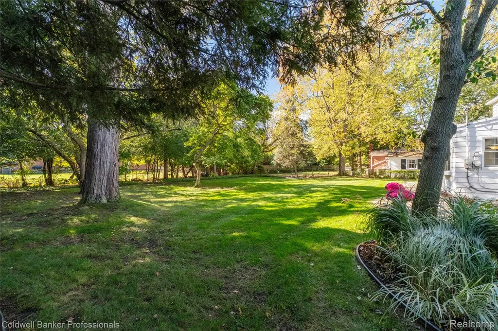 499 Sunningdale Drive Grosse Pointe Woods City MI 48236
