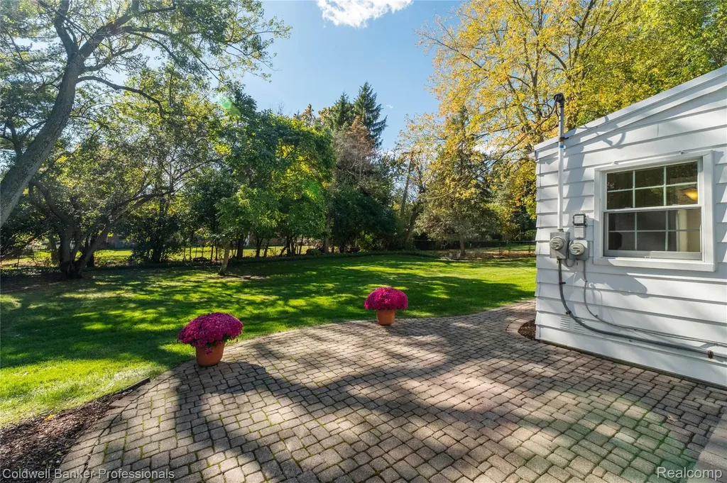 499 Sunningdale Drive Grosse Pointe Woods City MI 48236
