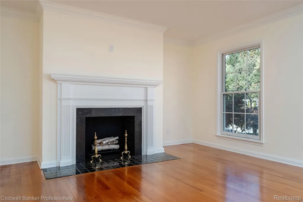 499 Sunningdale Drive Grosse Pointe Woods City MI 48236