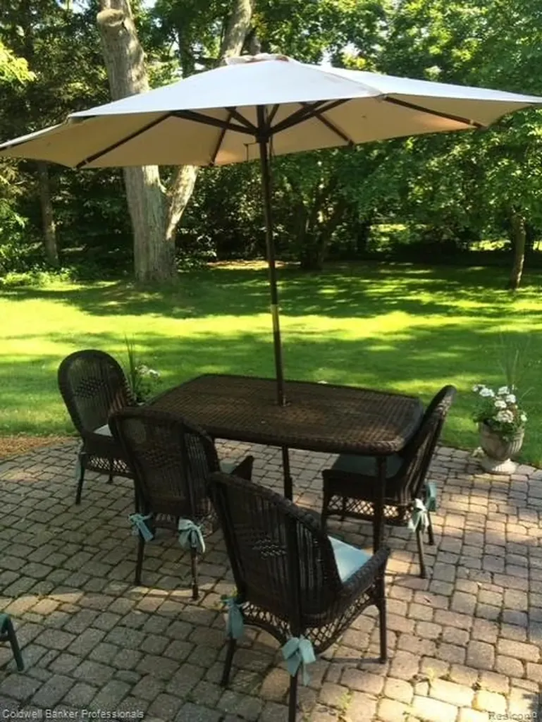 499 Sunningdale Drive Grosse Pointe Woods City MI 48236