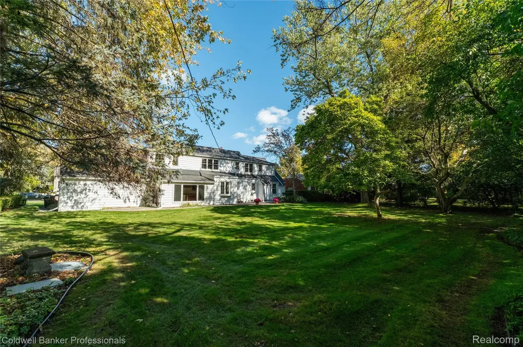 499 Sunningdale Drive Grosse Pointe Woods City MI 48236