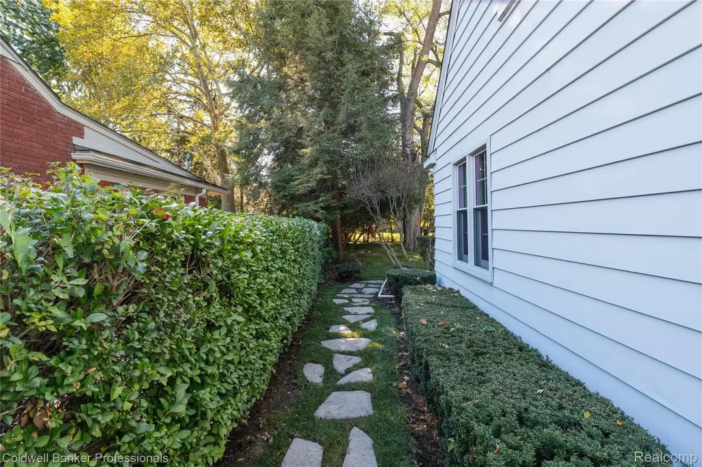 499 Sunningdale Drive Grosse Pointe Woods City MI 48236