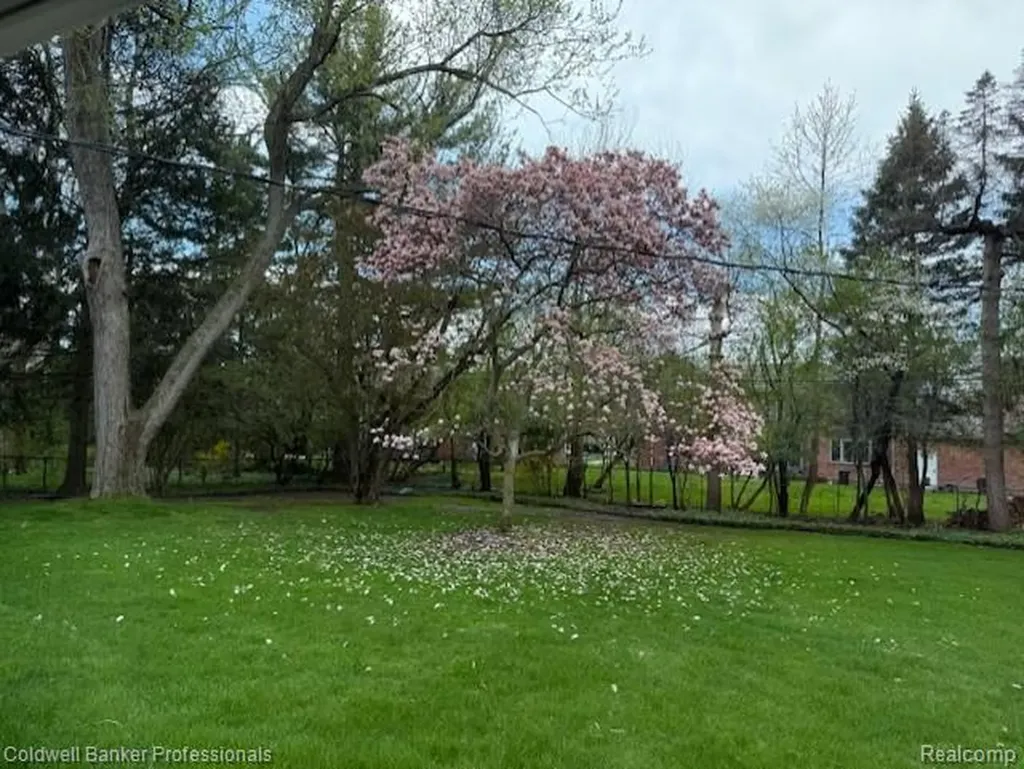 499 Sunningdale Drive Grosse Pointe Woods City MI 48236