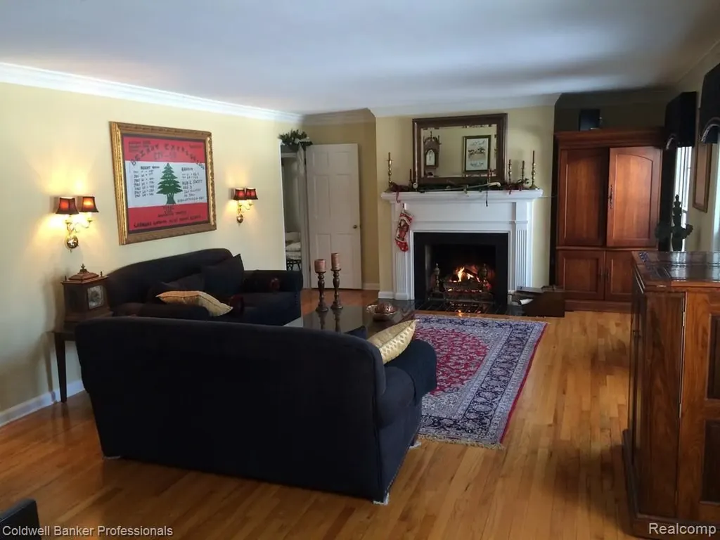 499 Sunningdale Drive Grosse Pointe Woods City MI 48236
