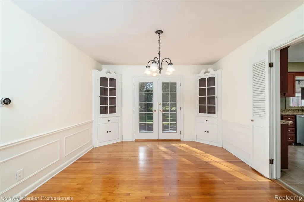 499 Sunningdale Drive Grosse Pointe Woods City MI 48236