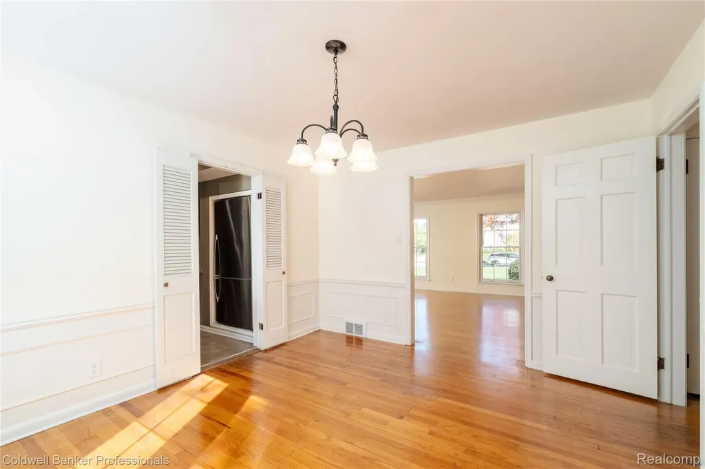 499 Sunningdale Drive Grosse Pointe Woods City MI 48236
