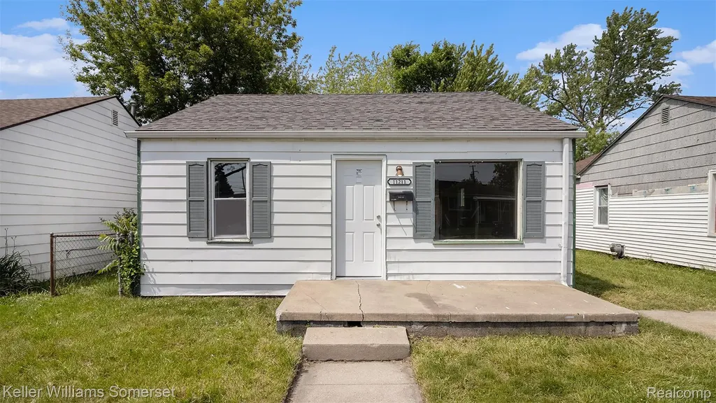 11211 Chalmers Avenue Warren City MI 48089