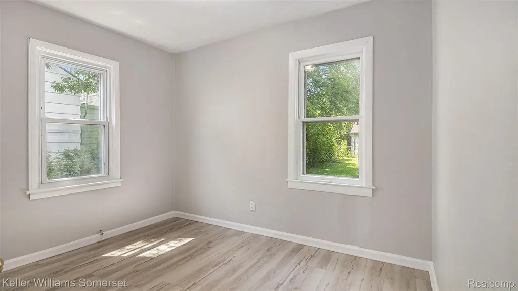 11211 Chalmers Avenue Warren City MI 48089