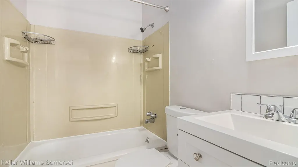 11211 Chalmers Avenue Warren City MI 48089