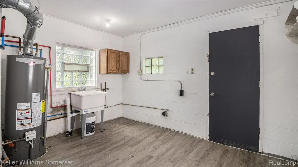 11211 Chalmers Avenue Warren City MI 48089