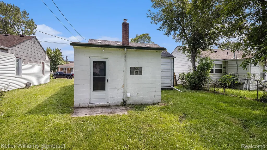 11211 Chalmers Avenue Warren City MI 48089