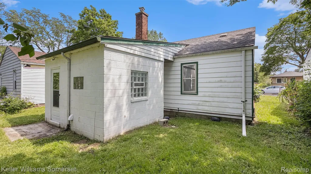 11211 Chalmers Avenue Warren City MI 48089