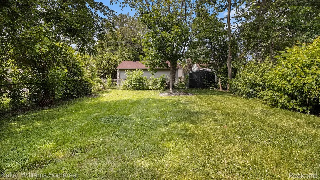 11211 Chalmers Avenue Warren City MI 48089