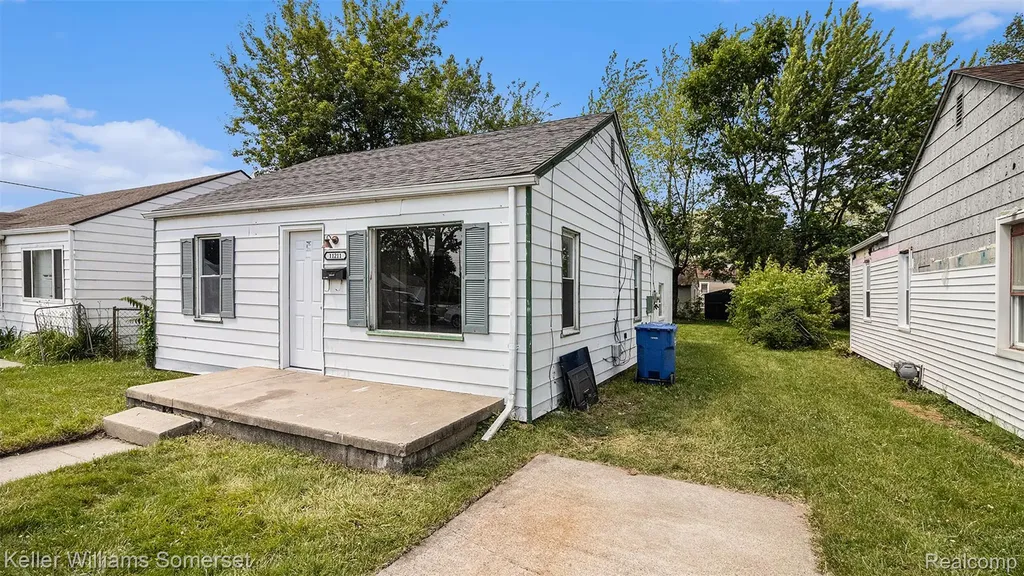 11211 Chalmers Avenue Warren City MI 48089