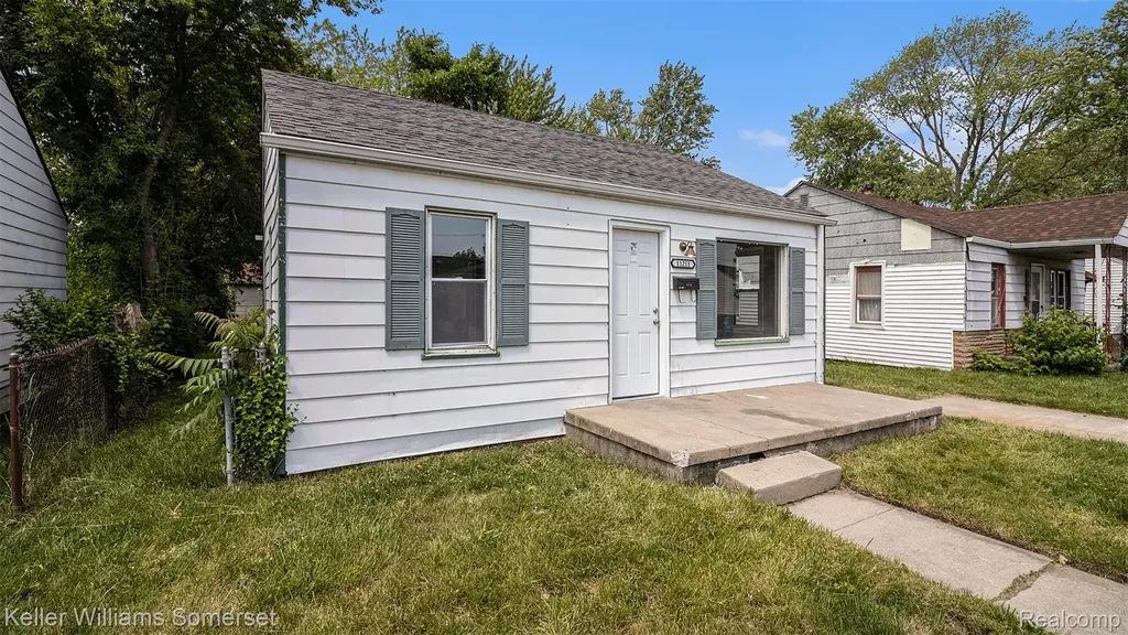 11211 Chalmers Avenue Warren City MI 48089