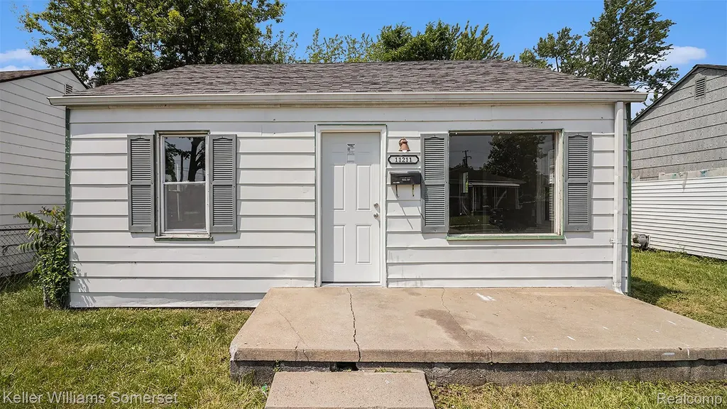 11211 Chalmers Avenue Warren City MI 48089