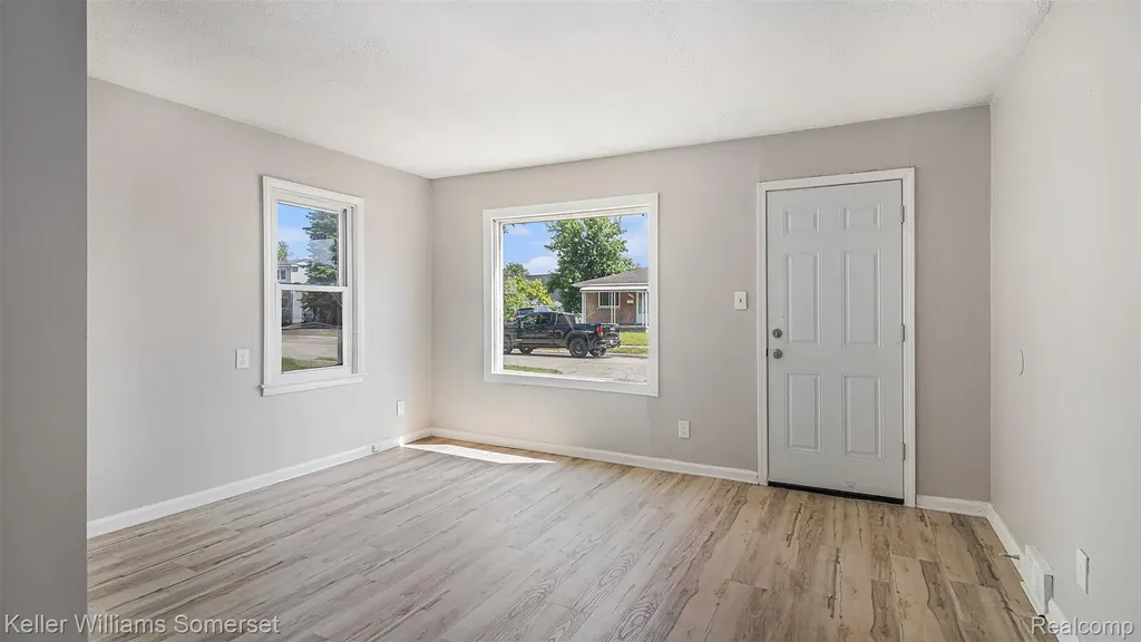 11211 Chalmers Avenue Warren City MI 48089