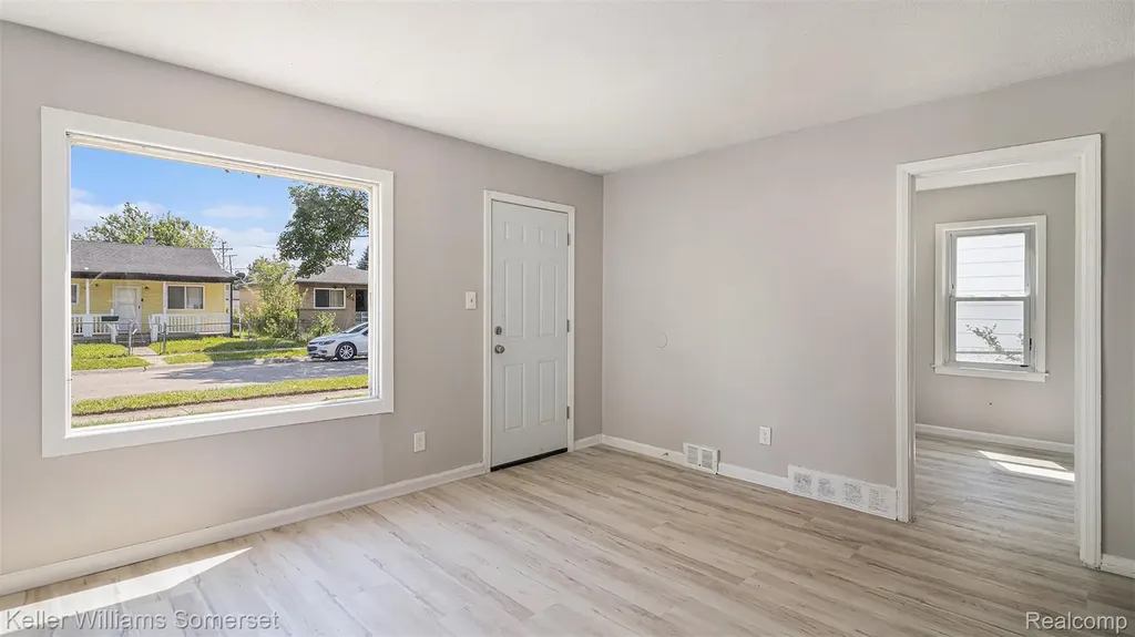 11211 Chalmers Avenue Warren City MI 48089