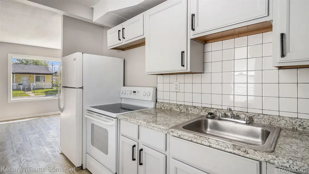 11211 Chalmers Avenue Warren City MI 48089