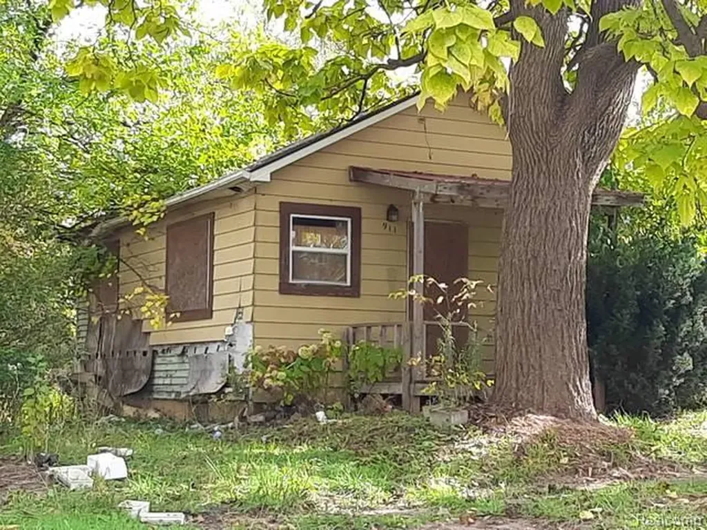 911 Hughes Avenue Flint City MI 48503