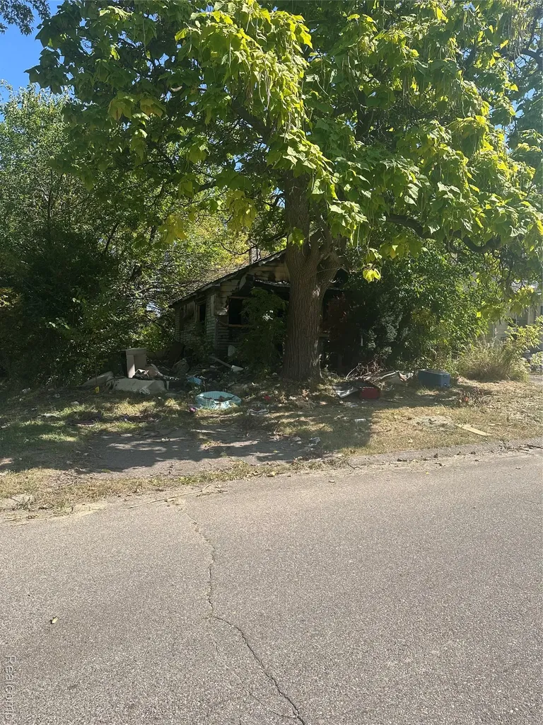911 Hughes Avenue Flint City MI 48503
