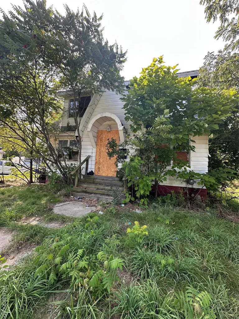 1708 Fenton Road Flint City MI 48507