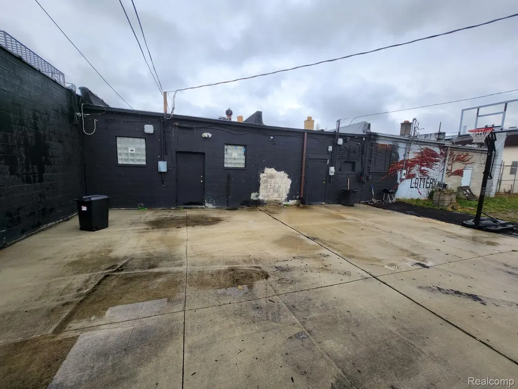 19331 Schoolcraft Detroit City MI 48223
