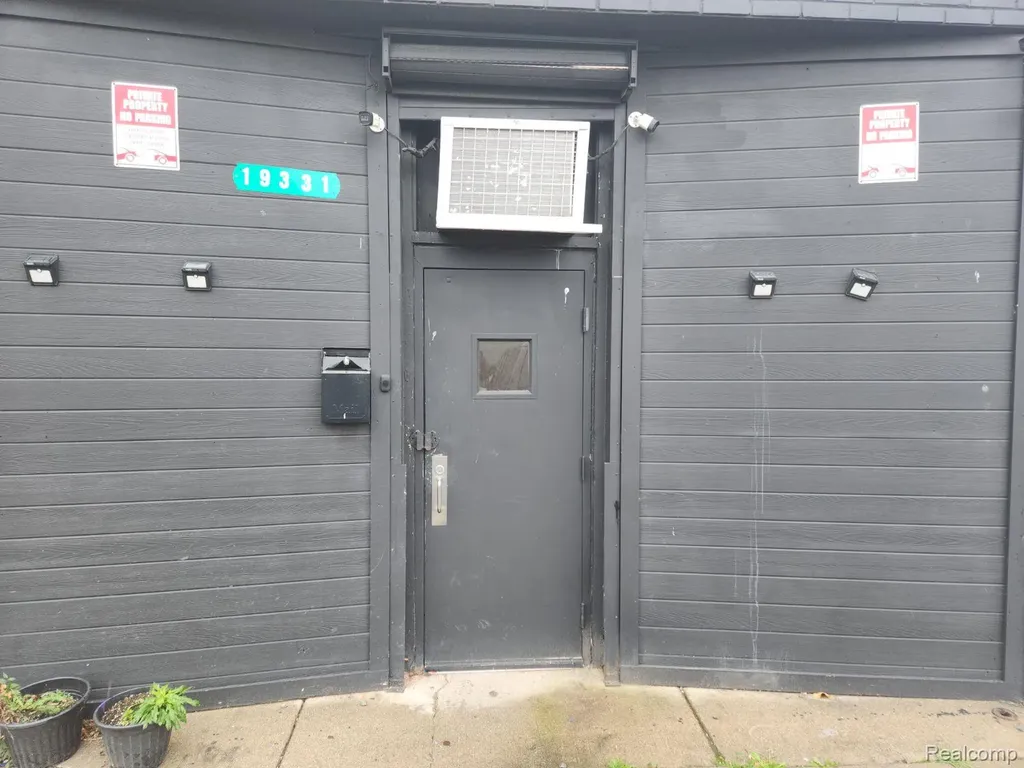 19331 Schoolcraft Detroit City MI 48223