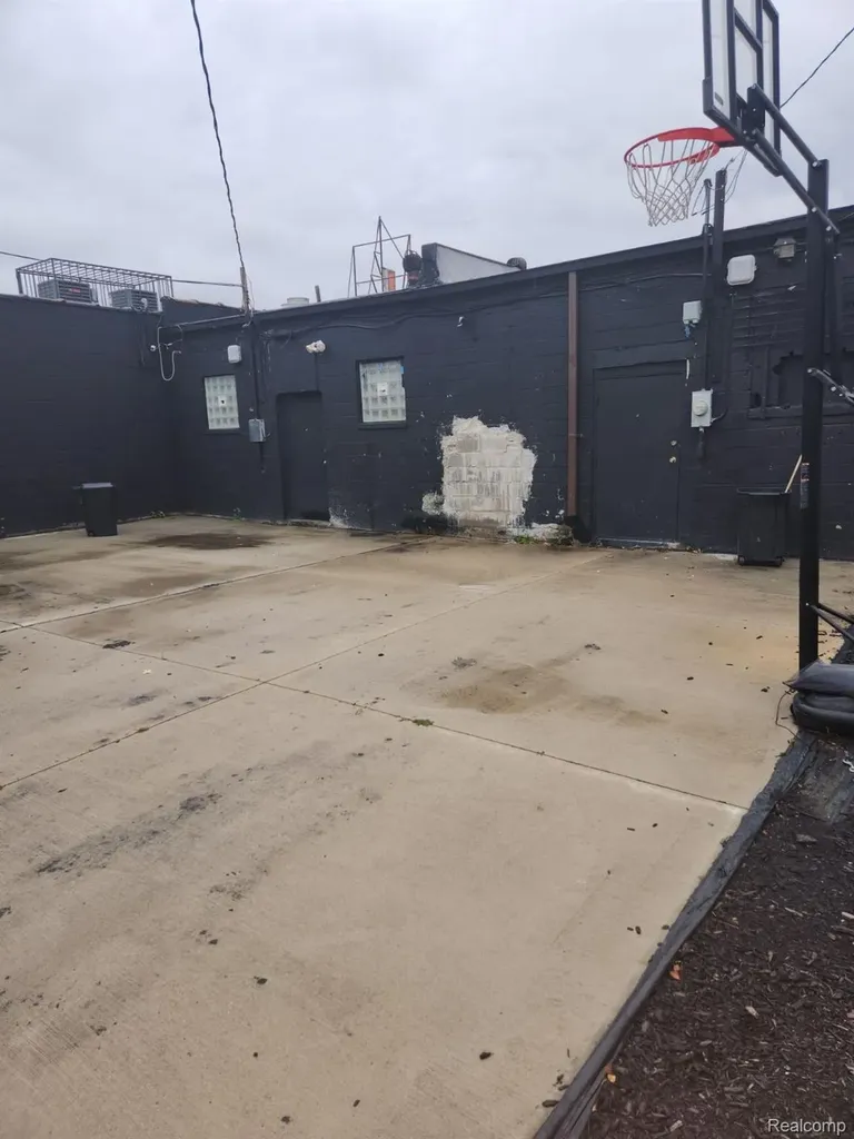 19331 Schoolcraft Detroit City MI 48223