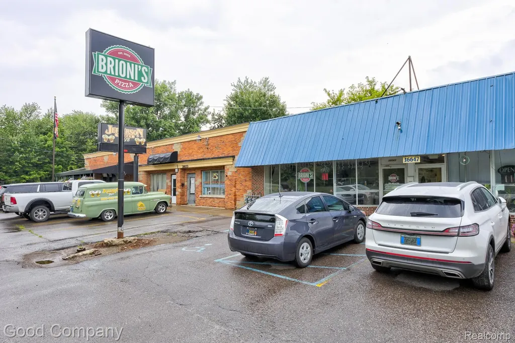 36643 Jefferson Avenue Harrison Charter Township MI 48045