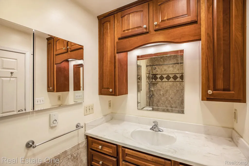3373 Auburn Drive Troy City MI 48083