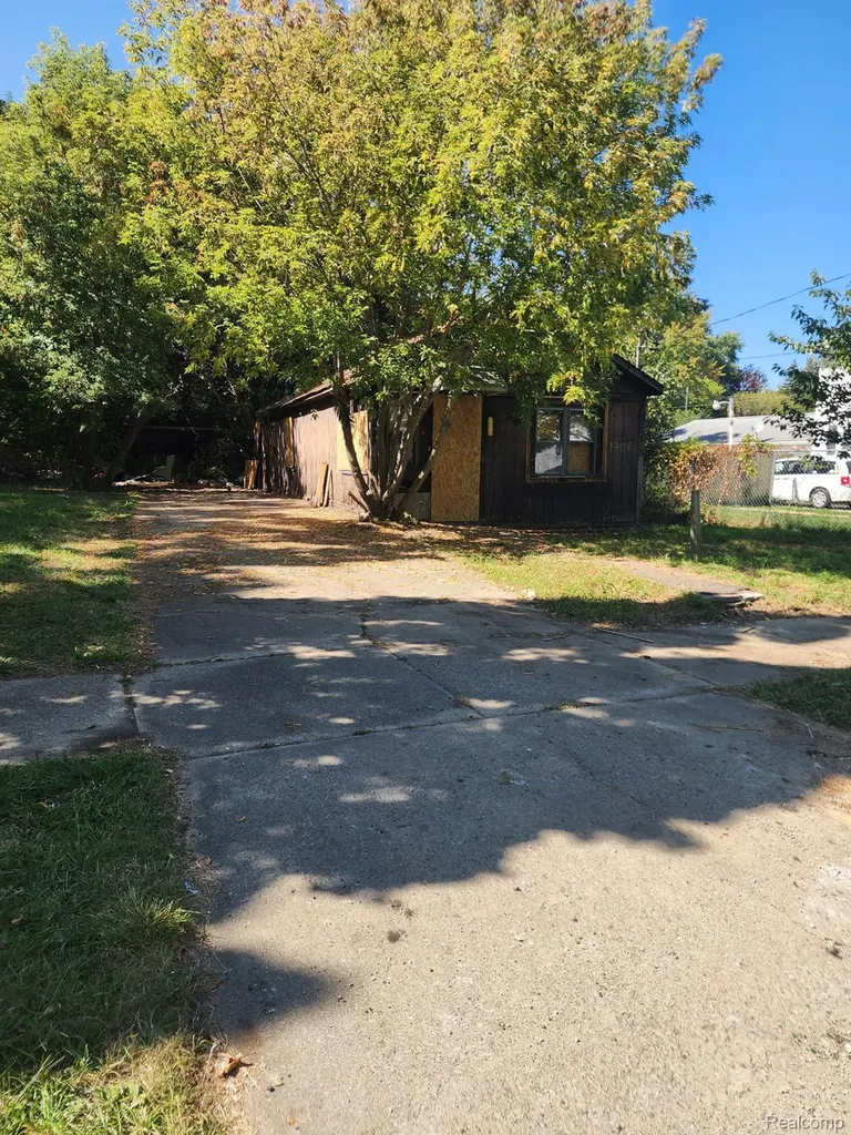 1308 Barney Avenue Flint City MI 48503
