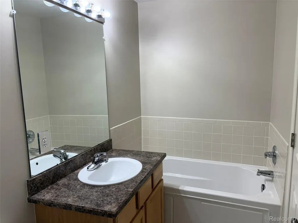 3178 Camden Drive Troy City MI 48084