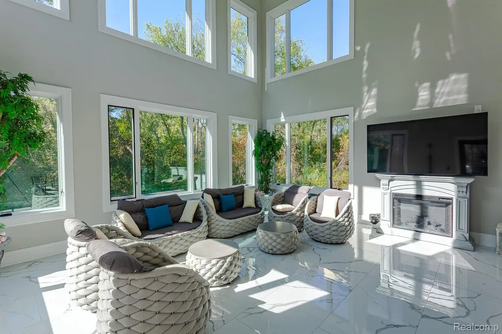 3118 Hickory Lawn Road Rochester Hills City MI 48307