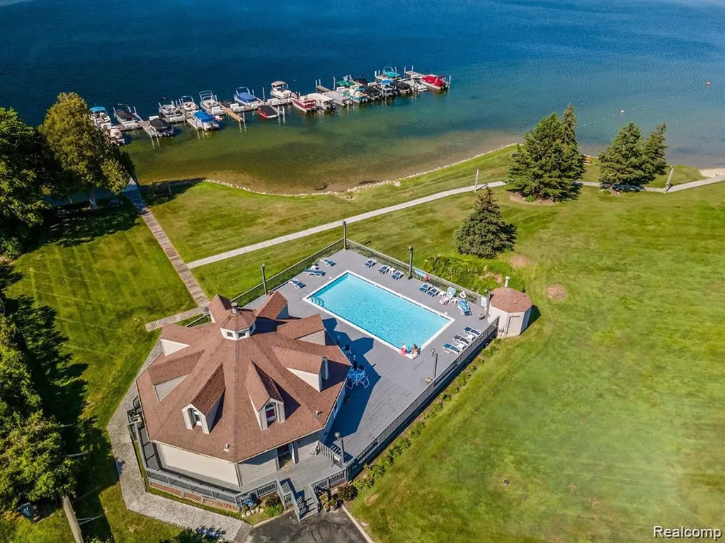 3388 Loon Lake Court Waterford Charter Township MI 48329