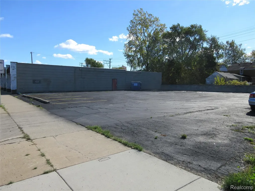 15308 E 8 Mile Road Detroit City MI 48235