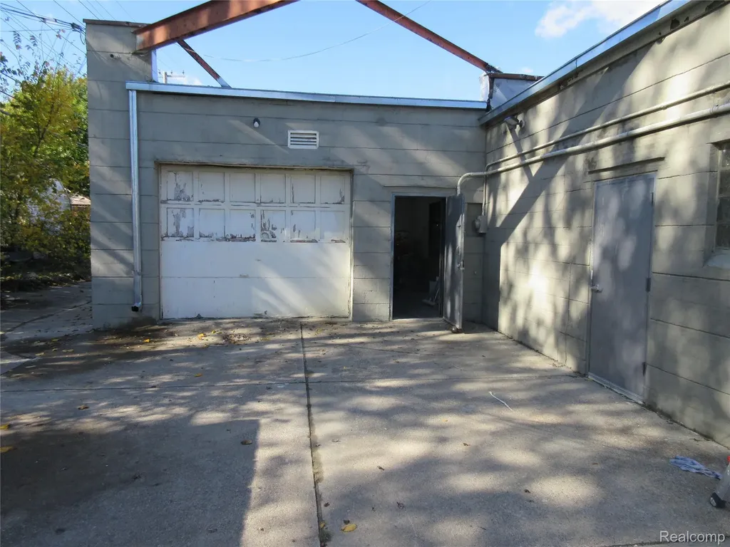 15308 E 8 Mile Road Detroit City MI 48235