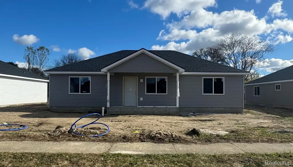 23270 Wellington Avenue Warren City MI 48089