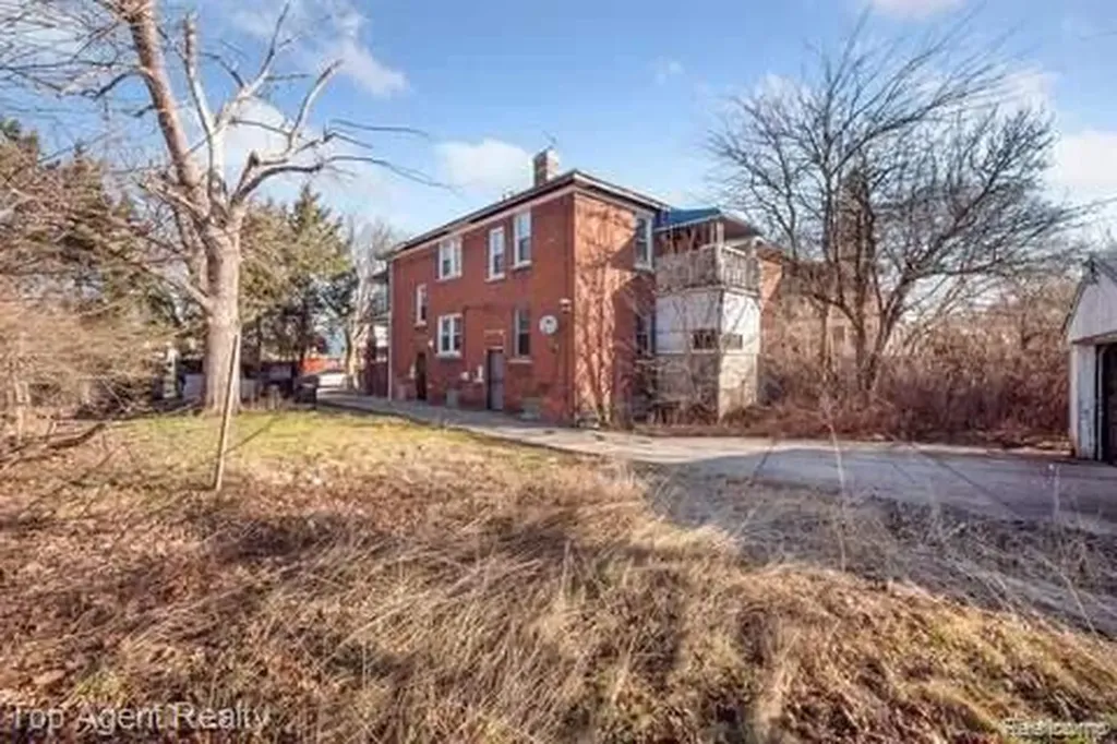 1939 W Grand Street Detroit City MI 48238