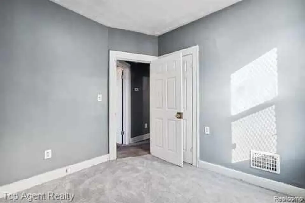 1939 W Grand Street Detroit City MI 48238