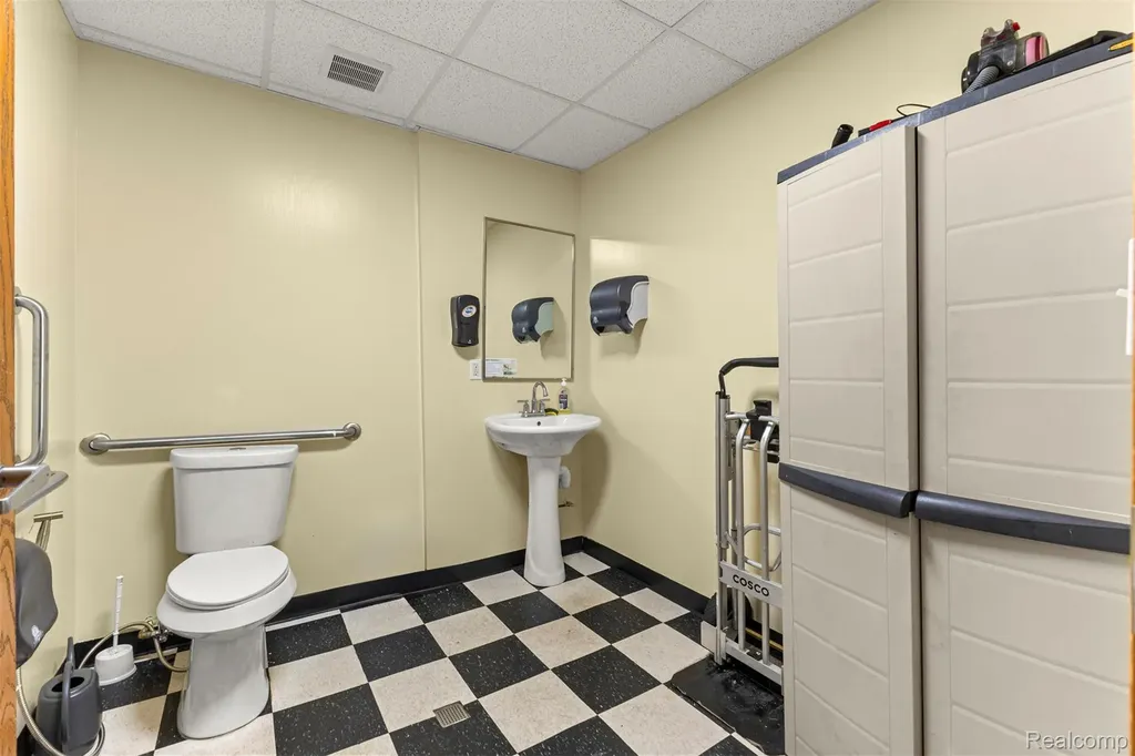 29216 Orchard Lake Road Farmington Hills City MI 48334